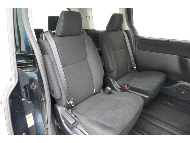 ヴォクシー ハイブリッドＶ　ＥＴＣ　バックカメラ　ＴＶ　オートクルーズコントロール　両側電動スライドドア　ＬＥＤヘッドランプ　スマートキー　シートヒーター　３列シート　ＣＶＴ　アルミホイール　ＣＤ　ＵＳＢ　Ｂｌｕｅｔｏｏｔｈ（8枚目）