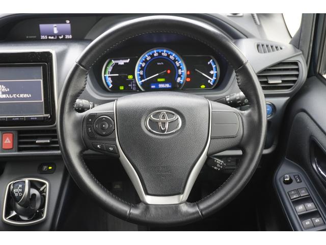 ヴォクシー ハイブリッドＶ　ＥＴＣ　バックカメラ　ＴＶ　オートクルーズコントロール　両側電動スライドドア　ＬＥＤヘッドランプ　スマートキー　シートヒーター　３列シート　ＣＶＴ　アルミホイール　ＣＤ　ＵＳＢ　Ｂｌｕｅｔｏｏｔｈ（11枚目）