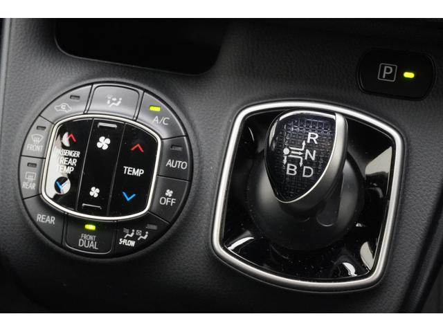 ヴォクシー ハイブリッドＶ　ＥＴＣ　バックカメラ　ＴＶ　オートクルーズコントロール　両側電動スライドドア　ＬＥＤヘッドランプ　スマートキー　シートヒーター　３列シート　ＣＶＴ　アルミホイール　ＣＤ　ＵＳＢ　Ｂｌｕｅｔｏｏｔｈ（15枚目）