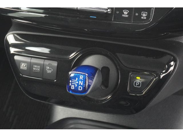 プリウス Ｓ　ＥＴＣ　クリアランスソナー　レーンアシスト　オートクルーズコントロール　衝突被害軽減システム　バックカメラ　アルミホイール　ＬＥＤヘッドランプ　ＣＶＴ　スマートキー　電動格納ミラー　盗難防止システム（16枚目）