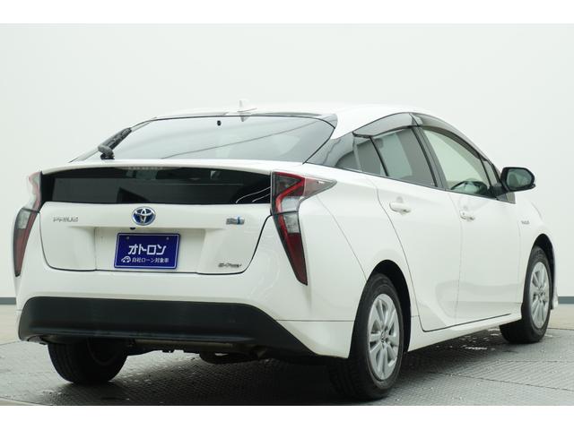 プリウス Ｓ　４ＷＤ　ＥＴＣ　バックカメラ　アルミホイール　ＬＥＤヘッドランプ　ＣＶＴ　スマートキー　盗難防止システム　衝突安全ボディ　ＡＢＳ　ＥＳＣ　エアコン　パワーステアリング　パワーウィンドウ（4枚目）