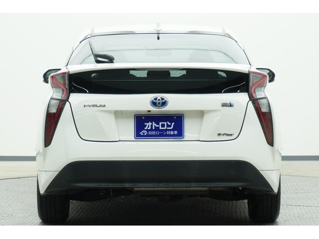 プリウス Ｓ　４ＷＤ　ＥＴＣ　バックカメラ　アルミホイール　ＬＥＤヘッドランプ　ＣＶＴ　スマートキー　盗難防止システム　衝突安全ボディ　ＡＢＳ　ＥＳＣ　エアコン　パワーステアリング　パワーウィンドウ（5枚目）
