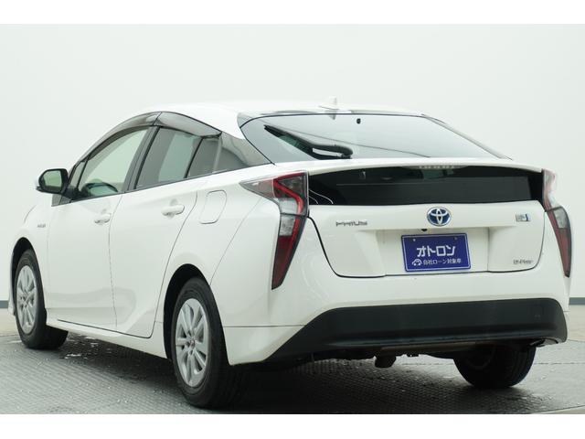 プリウス Ｓ　４ＷＤ　ＥＴＣ　バックカメラ　アルミホイール　ＬＥＤヘッドランプ　ＣＶＴ　スマートキー　盗難防止システム　衝突安全ボディ　ＡＢＳ　ＥＳＣ　エアコン　パワーステアリング　パワーウィンドウ（6枚目）