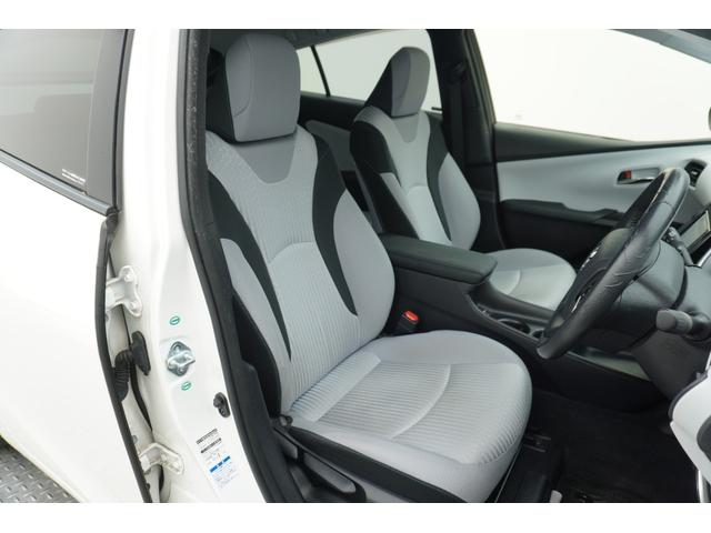 プリウス Ｓ　４ＷＤ　ＥＴＣ　バックカメラ　アルミホイール　ＬＥＤヘッドランプ　ＣＶＴ　スマートキー　盗難防止システム　衝突安全ボディ　ＡＢＳ　ＥＳＣ　エアコン　パワーステアリング　パワーウィンドウ（7枚目）