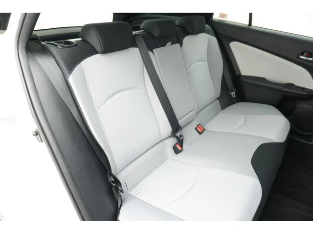 プリウス Ｓ　４ＷＤ　ＥＴＣ　バックカメラ　アルミホイール　ＬＥＤヘッドランプ　ＣＶＴ　スマートキー　盗難防止システム　衝突安全ボディ　ＡＢＳ　ＥＳＣ　エアコン　パワーステアリング　パワーウィンドウ（8枚目）