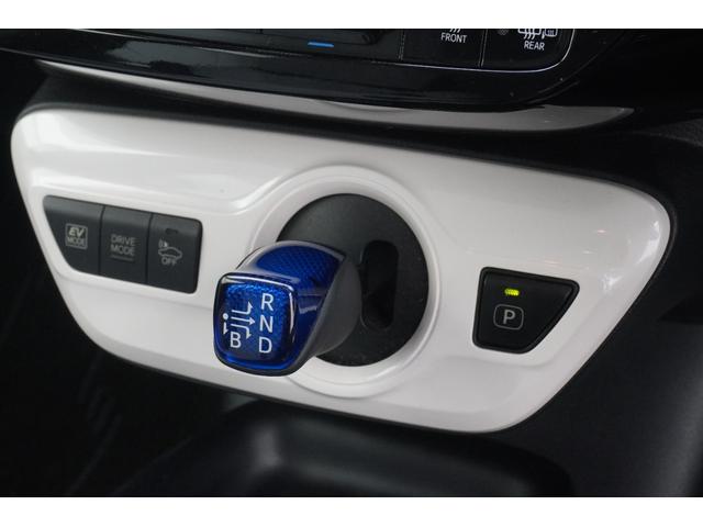 プリウス Ｓ　４ＷＤ　ＥＴＣ　バックカメラ　アルミホイール　ＬＥＤヘッドランプ　ＣＶＴ　スマートキー　盗難防止システム　衝突安全ボディ　ＡＢＳ　ＥＳＣ　エアコン　パワーステアリング　パワーウィンドウ（15枚目）
