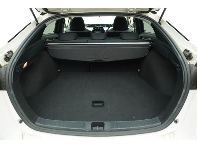 プリウス Ｓ　４ＷＤ　ＥＴＣ　バックカメラ　アルミホイール　ＬＥＤヘッドランプ　ＣＶＴ　スマートキー　盗難防止システム　衝突安全ボディ　ＡＢＳ　ＥＳＣ　エアコン　パワーステアリング　パワーウィンドウ（19枚目）