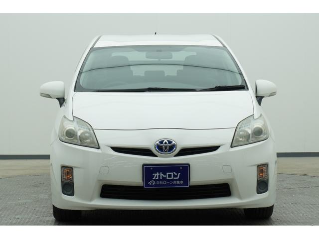 プリウス Ｌ　バックカメラ　アルミホイール　オートライト　ＣＶＴ　スマートキー　アイドリングストップ　盗難防止システム　衝突安全ボディ　ＡＢＳ　ＥＳＣ　エアコン　パワーステアリング　パワーウィンドウ（2枚目）