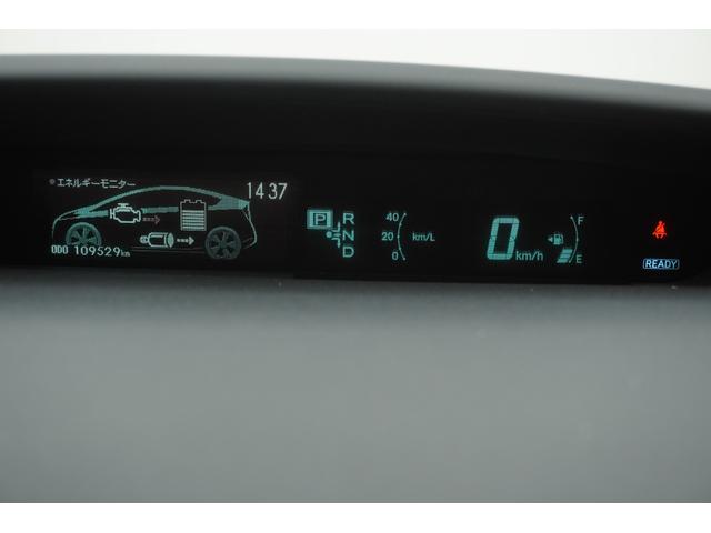 プリウス Ｌ　バックカメラ　アルミホイール　オートライト　ＣＶＴ　スマートキー　アイドリングストップ　盗難防止システム　衝突安全ボディ　ＡＢＳ　ＥＳＣ　エアコン　パワーステアリング　パワーウィンドウ（12枚目）