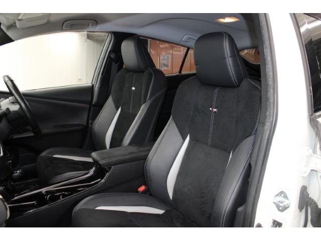 プリウスＰＨＶ Ｓ　ＧＲスポーツ　禁煙車　純正９型ナビ　フルセグ　バックカメラ　トヨタセーフティセンス　ＧＲ専用ブレーキキャリパー　４灯式ＬＥＤヘッドランプ　レーダークルーズ　衝突軽減　ＥＴＣ　シートヒーター　純正１８インチＡＷ（41枚目）