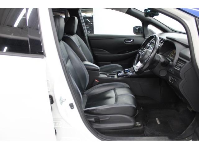 リーフ ｅ＋　Ｇ　禁煙車　ツートンルーフ　ＢＯＳＥサウンド　純正９インチナビ　ブラインドスポットモニター　プロパイロット　アラウンドビューモニター　ビルトインＥＴＣ２．０　ステアリングヒーター　シートヒーター（30枚目）