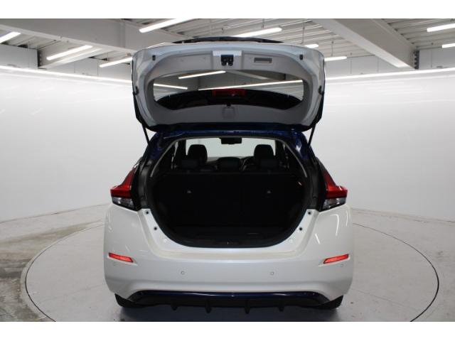 リーフ ｅ＋　Ｇ　禁煙車　ツートンルーフ　ＢＯＳＥサウンド　純正９インチナビ　ブラインドスポットモニター　プロパイロット　アラウンドビューモニター　ビルトインＥＴＣ２．０　ステアリングヒーター　シートヒーター（36枚目）