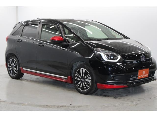 フィット ｅ：ＨＥＶリュクス　後期型　禁煙車　モデューロエアロ　純正９インチナビ　ワイアレス充電　ホンダセンシング　レーダークルーズコントロール　ステヤリングヒーター　シートヒーター　フルセグ　クリアランスソナー　ＬＥＤ（4枚目）
