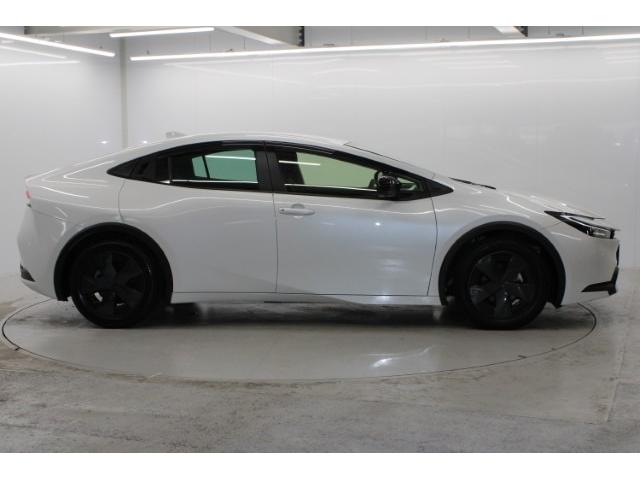 プリウス Ｕ　禁煙車　セーフティパッケージＩＩＩ　グラディエントブラック内装　全周囲カメラ　１００Ｖ電源　ステアリングヒーター　クリアランスソナー　ＢＳＭ　ＥＴＣ２．０　衝突軽減ブレーキ　オートマッチハイビーム（9枚目）