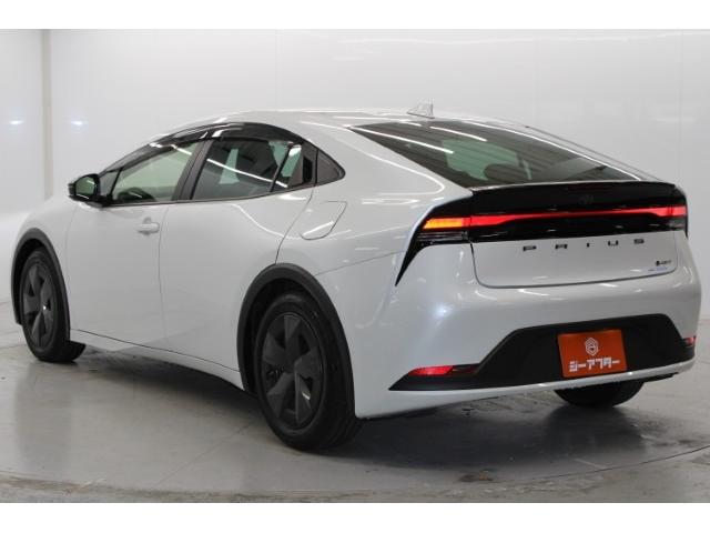プリウス Ｕ　禁煙車　セーフティパッケージＩＩＩ　グラディエントブラック内装　全周囲カメラ　１００Ｖ電源　ステアリングヒーター　クリアランスソナー　ＢＳＭ　ＥＴＣ２．０　衝突軽減ブレーキ　オートマッチハイビーム（12枚目）