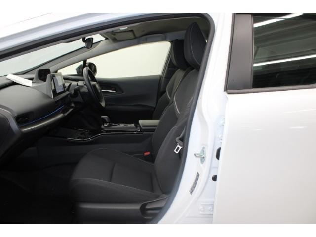 プリウス Ｕ　禁煙車　セーフティパッケージＩＩＩ　グラディエントブラック内装　全周囲カメラ　１００Ｖ電源　ステアリングヒーター　クリアランスソナー　ＢＳＭ　ＥＴＣ２．０　衝突軽減ブレーキ　オートマッチハイビーム（42枚目）