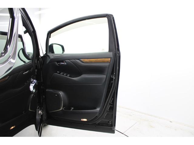 ヴェルファイアハイブリッド エグゼクティブラウンジ　禁煙車　純正１０インチナビ　ＪＢＬサウンド　全周囲カメラ　革シート　両側電動ドア　レーダークルーズ　シートヒーター　後席モニター　応急用スペアタイヤ　オットマン　電動リアゲート　パワーシート（31枚目）