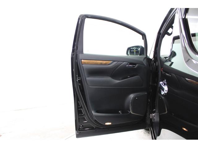 ヴェルファイアハイブリッド エグゼクティブラウンジ　禁煙車　純正１０インチナビ　ＪＢＬサウンド　全周囲カメラ　革シート　両側電動ドア　レーダークルーズ　シートヒーター　後席モニター　応急用スペアタイヤ　オットマン　電動リアゲート　パワーシート（44枚目）