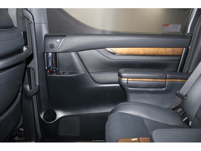 ヴェルファイアハイブリッド エグゼクティブラウンジ　禁煙車　純正１０インチナビ　ＪＢＬサウンド　全周囲カメラ　革シート　両側電動ドア　レーダークルーズ　シートヒーター　後席モニター　応急用スペアタイヤ　オットマン　電動リアゲート　パワーシート（51枚目）