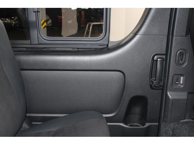 ハイエースバン スーパーＧＬ　ダークプライムＩＩ　禁煙車　純正ナビ　全周囲カメラ　フルセグ　ＬＥＤヘッドランプ　両側スライド　セーフティセンス　ＥＴＣ　リヤクーラー　リヤヒーター　スマートキー　ＡＣ１００Ｖ　ハーフレザー　本革巻き黒木目調ステアリング（39枚目）