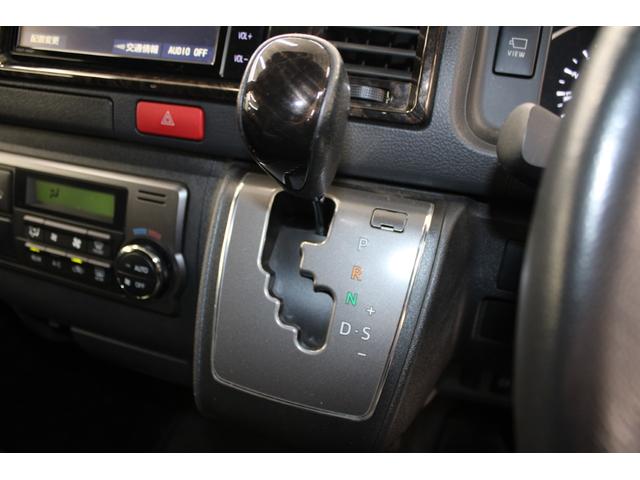 ハイエースバン スーパーＧＬ　ダークプライムＩＩ　禁煙車　純正ナビ　全周囲カメラ　フルセグ　ＬＥＤヘッドランプ　両側スライド　セーフティセンス　ＥＴＣ　リヤクーラー　リヤヒーター　スマートキー　ＡＣ１００Ｖ　ハーフレザー　本革巻き黒木目調ステアリング（65枚目）