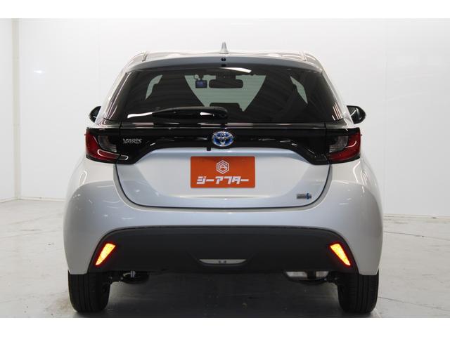 ヤリス ハイブリッドＸ　禁煙車　純正ディスプレイオーディオ　バックカメラ　ビルトインＥＴＣ　レーダークルーズコントロール　衝突軽減ブレーキ　オートマチックハイビーム　レーンキープアシスト　純正フロアマット　ＵＳＢ入力端子（4枚目）