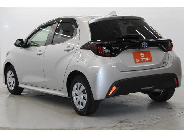 ヤリス ハイブリッドＸ　禁煙車　純正ディスプレイオーディオ　バックカメラ　ビルトインＥＴＣ　レーダークルーズコントロール　衝突軽減ブレーキ　オートマチックハイビーム　レーンキープアシスト　純正フロアマット　ＵＳＢ入力端子（6枚目）