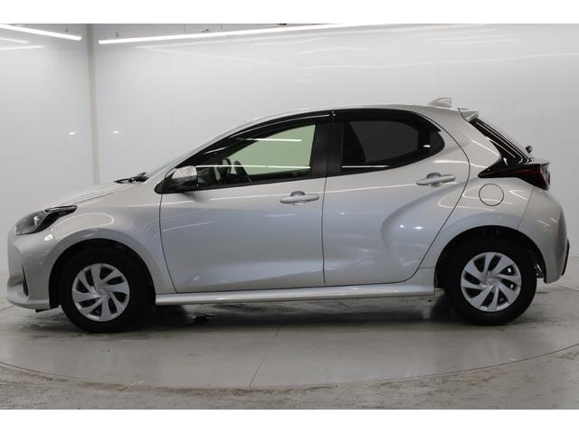 ヤリス ハイブリッドＸ　禁煙車　純正ディスプレイオーディオ　バックカメラ　ビルトインＥＴＣ　レーダークルーズコントロール　衝突軽減ブレーキ　オートマチックハイビーム　レーンキープアシスト　純正フロアマット　ＵＳＢ入力端子（7枚目）