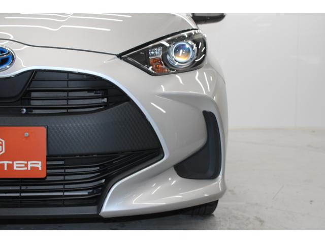 ヤリス ハイブリッドＸ　禁煙車　純正ディスプレイオーディオ　バックカメラ　ビルトインＥＴＣ　レーダークルーズコントロール　衝突軽減ブレーキ　オートマチックハイビーム　レーンキープアシスト　純正フロアマット　ＵＳＢ入力端子（11枚目）