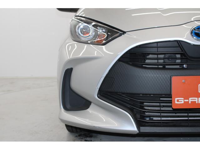 ヤリス ハイブリッドＸ　禁煙車　純正ディスプレイオーディオ　バックカメラ　ビルトインＥＴＣ　レーダークルーズコントロール　衝突軽減ブレーキ　オートマチックハイビーム　レーンキープアシスト　純正フロアマット　ＵＳＢ入力端子（12枚目）