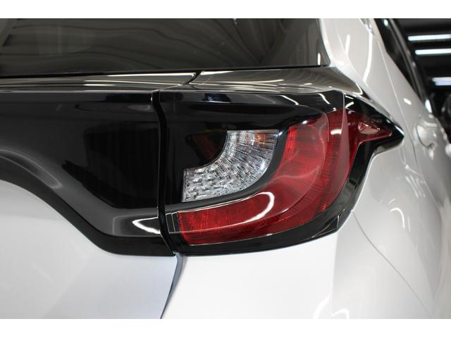 ヤリス ハイブリッドＸ　禁煙車　純正ディスプレイオーディオ　バックカメラ　ビルトインＥＴＣ　レーダークルーズコントロール　衝突軽減ブレーキ　オートマチックハイビーム　レーンキープアシスト　純正フロアマット　ＵＳＢ入力端子（15枚目）