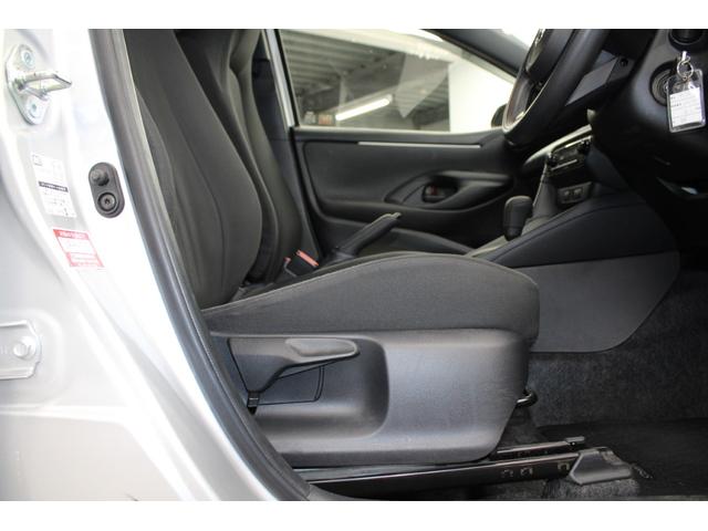 ヤリス ハイブリッドＸ　禁煙車　純正ディスプレイオーディオ　バックカメラ　ビルトインＥＴＣ　レーダークルーズコントロール　衝突軽減ブレーキ　オートマチックハイビーム　レーンキープアシスト　純正フロアマット　ＵＳＢ入力端子（24枚目）