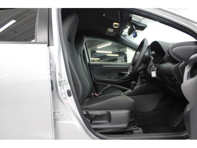 ヤリス ハイブリッドＸ　禁煙車　純正ディスプレイオーディオ　バックカメラ　ビルトインＥＴＣ　レーダークルーズコントロール　衝突軽減ブレーキ　オートマチックハイビーム　レーンキープアシスト　純正フロアマット　ＵＳＢ入力端子（25枚目）