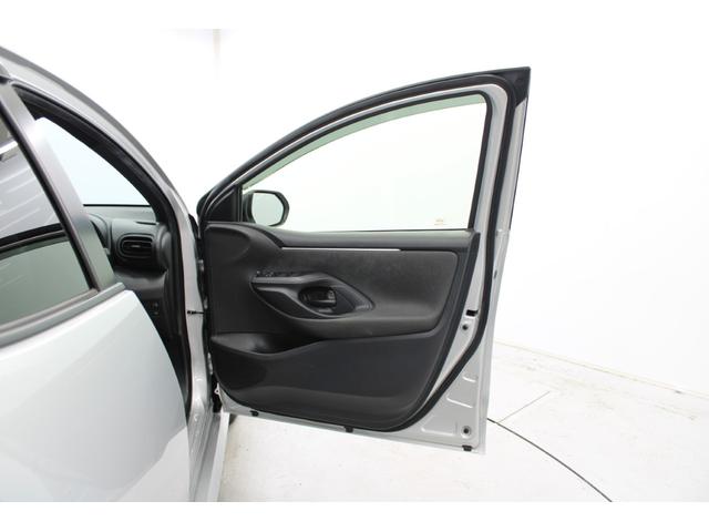 ヤリス ハイブリッドＸ　禁煙車　純正ディスプレイオーディオ　バックカメラ　ビルトインＥＴＣ　レーダークルーズコントロール　衝突軽減ブレーキ　オートマチックハイビーム　レーンキープアシスト　純正フロアマット　ＵＳＢ入力端子（26枚目）