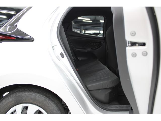 ヤリス ハイブリッドＸ　禁煙車　純正ディスプレイオーディオ　バックカメラ　ビルトインＥＴＣ　レーダークルーズコントロール　衝突軽減ブレーキ　オートマチックハイビーム　レーンキープアシスト　純正フロアマット　ＵＳＢ入力端子（30枚目）