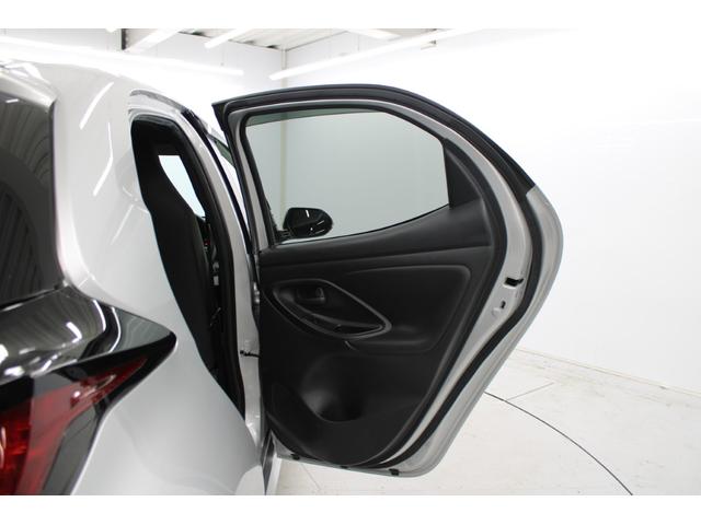 ヤリス ハイブリッドＸ　禁煙車　純正ディスプレイオーディオ　バックカメラ　ビルトインＥＴＣ　レーダークルーズコントロール　衝突軽減ブレーキ　オートマチックハイビーム　レーンキープアシスト　純正フロアマット　ＵＳＢ入力端子（31枚目）