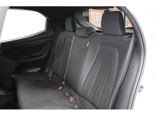 ヤリス ハイブリッドＸ　禁煙車　純正ディスプレイオーディオ　バックカメラ　ビルトインＥＴＣ　レーダークルーズコントロール　衝突軽減ブレーキ　オートマチックハイビーム　レーンキープアシスト　純正フロアマット　ＵＳＢ入力端子（32枚目）