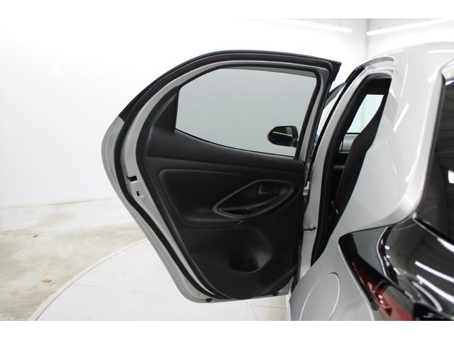 ヤリス ハイブリッドＸ　禁煙車　純正ディスプレイオーディオ　バックカメラ　ビルトインＥＴＣ　レーダークルーズコントロール　衝突軽減ブレーキ　オートマチックハイビーム　レーンキープアシスト　純正フロアマット　ＵＳＢ入力端子（35枚目）