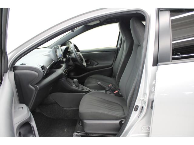 ヤリス ハイブリッドＸ　禁煙車　純正ディスプレイオーディオ　バックカメラ　ビルトインＥＴＣ　レーダークルーズコントロール　衝突軽減ブレーキ　オートマチックハイビーム　レーンキープアシスト　純正フロアマット　ＵＳＢ入力端子（37枚目）