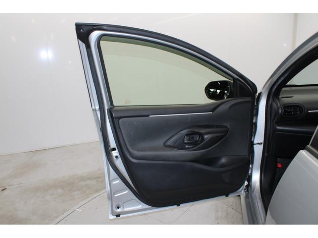 ヤリス ハイブリッドＸ　禁煙車　純正ディスプレイオーディオ　バックカメラ　ビルトインＥＴＣ　レーダークルーズコントロール　衝突軽減ブレーキ　オートマチックハイビーム　レーンキープアシスト　純正フロアマット　ＵＳＢ入力端子（39枚目）