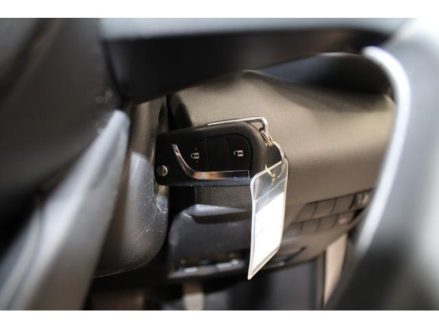 ヤリス ハイブリッドＸ　禁煙車　純正ディスプレイオーディオ　バックカメラ　ビルトインＥＴＣ　レーダークルーズコントロール　衝突軽減ブレーキ　オートマチックハイビーム　レーンキープアシスト　純正フロアマット　ＵＳＢ入力端子（45枚目）