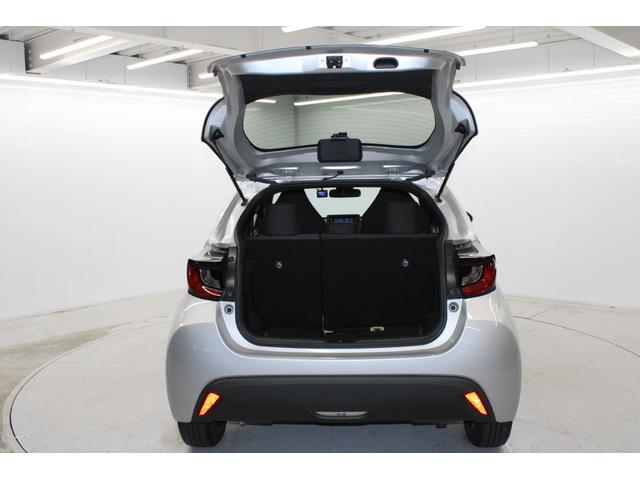 ヤリス ハイブリッドＸ　禁煙車　純正ディスプレイオーディオ　バックカメラ　ビルトインＥＴＣ　レーダークルーズコントロール　衝突軽減ブレーキ　オートマチックハイビーム　レーンキープアシスト　純正フロアマット　ＵＳＢ入力端子（61枚目）