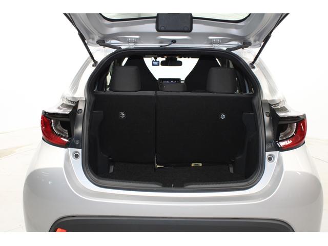 ヤリス ハイブリッドＸ　禁煙車　純正ディスプレイオーディオ　バックカメラ　ビルトインＥＴＣ　レーダークルーズコントロール　衝突軽減ブレーキ　オートマチックハイビーム　レーンキープアシスト　純正フロアマット　ＵＳＢ入力端子（62枚目）