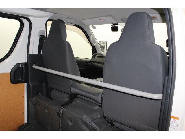 ハイエースバン ロングＤＸ　５速ＭＴ　純正ラジオチューナー　ＥＴＣ　エアコン　両側スライドドア　運転席助手席ＳＲＳエアバック　１２Ｖ１２０Ｗシガーソケット　純正１５インチスチールホイール　運転席パワーウィンドウ　キーレス　ＡＢＳ（29枚目）