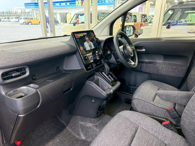 シエンタ ハイブリッドＺ　４ＷＤ■登録済未使用【１０，５型ディスプレイ　・全方位・７人・トヨタチームメイト・両電動スライド・天井サーキュレーター・追従クルコン】ＢＳＭ／ＥＴＣ２．０／１００Ｖ電源／寒冷地仕様／ＬＥＤリアコンビ／エレクトロシフト／リアサンシェード／保証書（45枚目）