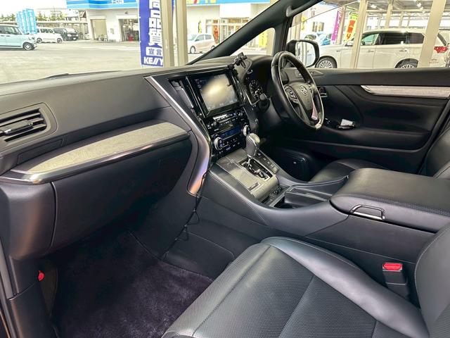 アルファードハイブリッド エグゼクティブラウンジＳ　４ＷＤ■東京仕入【サンルーフ・禁煙　・後期型・衝突軽減・メーカーＪＢＬナビ・全方位カメラ・前後ドラレコ・フリップダウンモニター・デジタルインナーミラー・両電動スライド・追従クルコン】シーケンシャル／ＢＳＭ／ＥＴＣ２．０／電動レザーシート（30枚目）