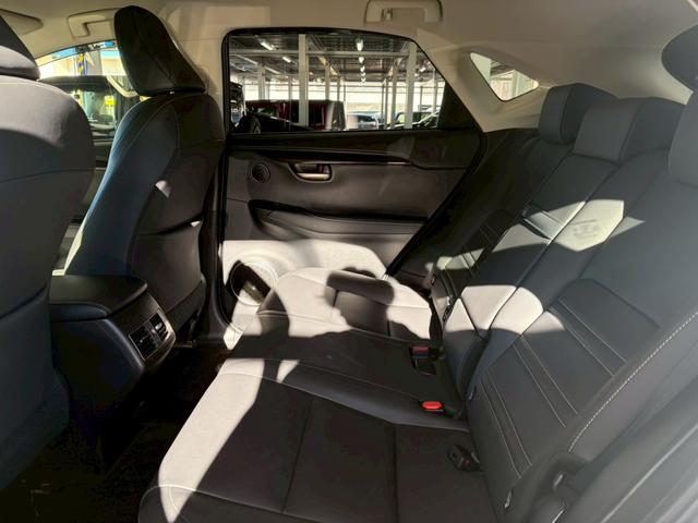 NX NX300h アーバンスタイル 4WD■愛知仕入【特別使用車 ・禁煙・純正7型ナビ】横滑防止/DVD/BT/12セグ/ETC2.0/Bカメラ/オートライト/LED/電動シート&ヒーター/追従クルコン/電動リアゲート/ドアミラーヒーター/パドルシフト(30枚目)