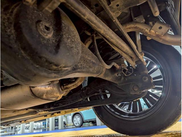 全天候型の屋内展示場で快適に車選びは可能です♪