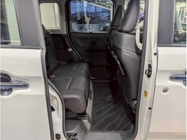 雨が降ってもゆったりと車選びができる屋内展示場完備！じっくりご覧になれます☆