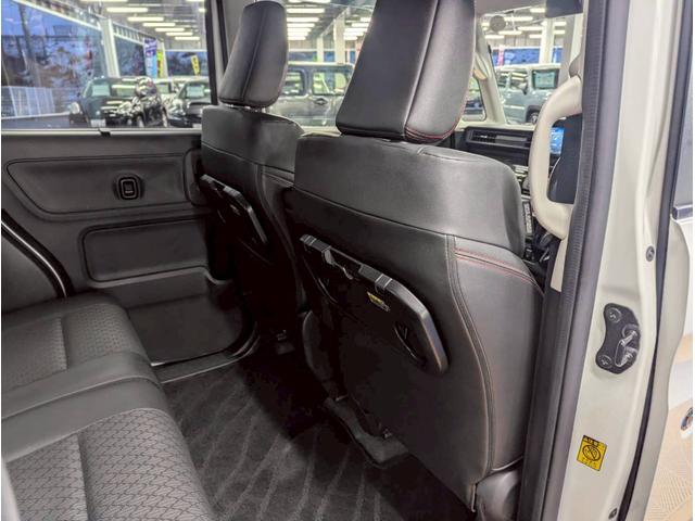 全天候型の屋内展示場で快適に車選びは可能です♪